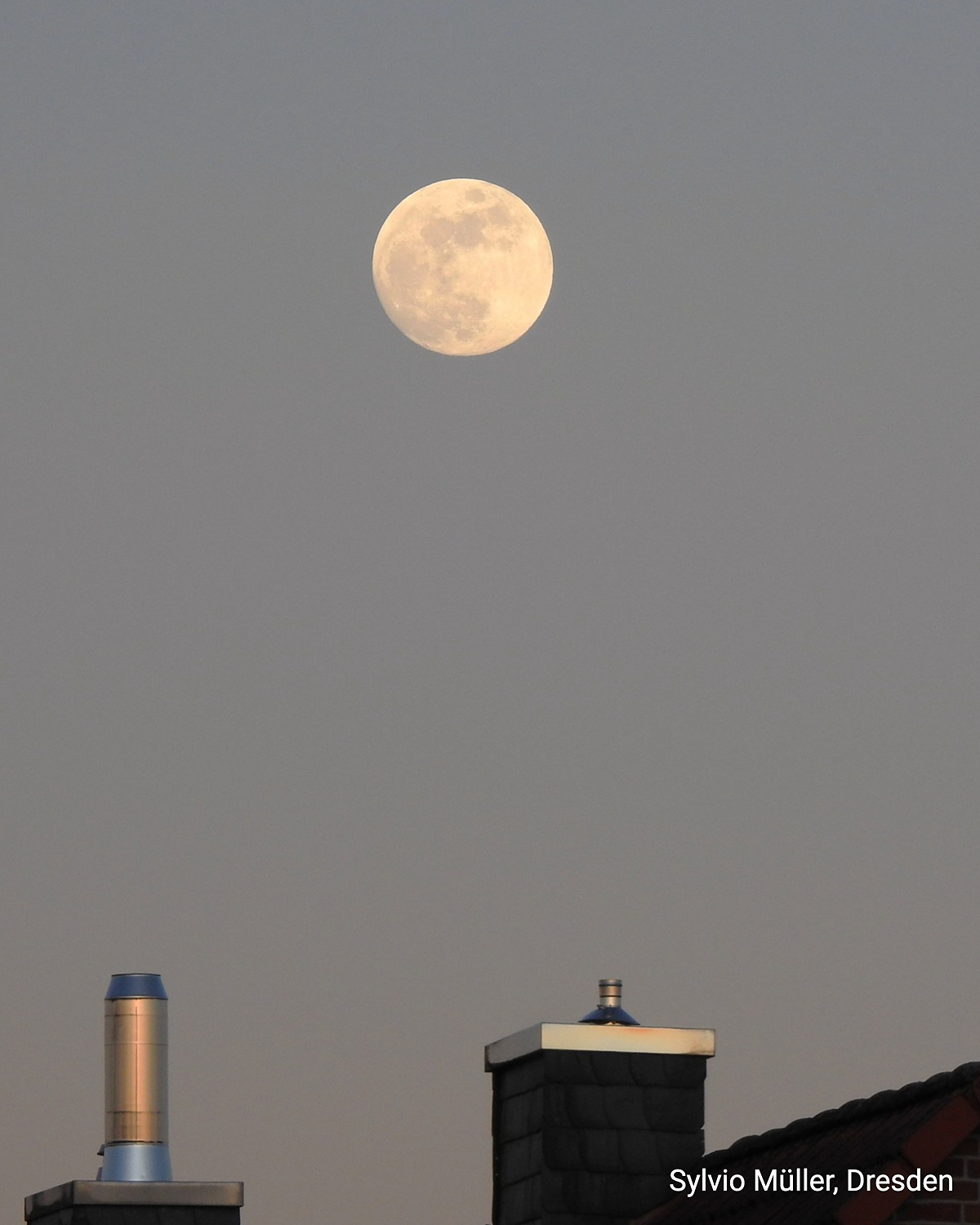 Auch mit bloßem Auge erkennt man bereits unterschiedliche Landschaften auf dem treuen Begleiter unserer Erde.