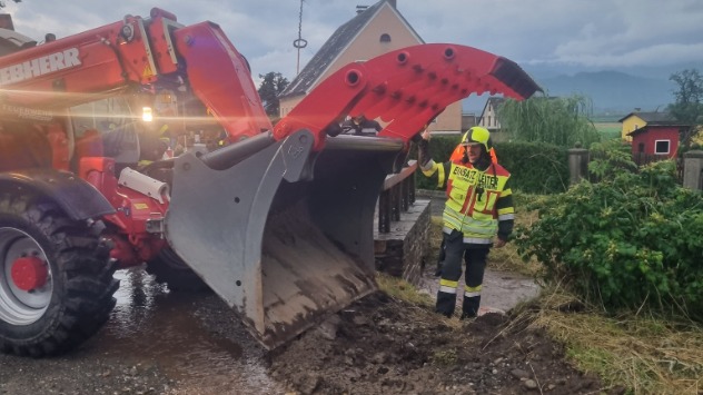 Mit schweren Geräten werden Schäden beseitigt.