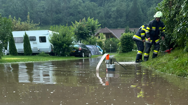 Starkregen mit bis zu 30 Litern in einer Stunde sorgt für Überflutungen.