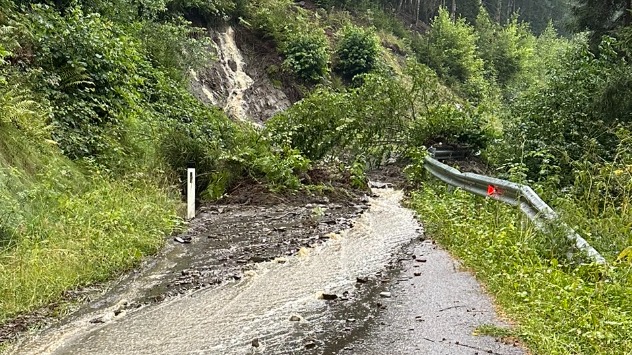 Muren verlegen mehrere Straßenabschnitte. 