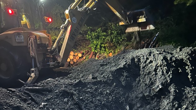 Noch in der Nacht beginnen die Aufräumarbeiten.