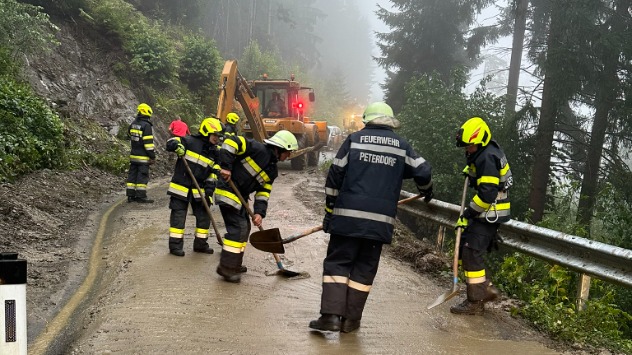 Hunderte Feuerwehrleute stehen seit Mittwochabend in Kärnten und der Steiermark im Unwettereinsatz.
