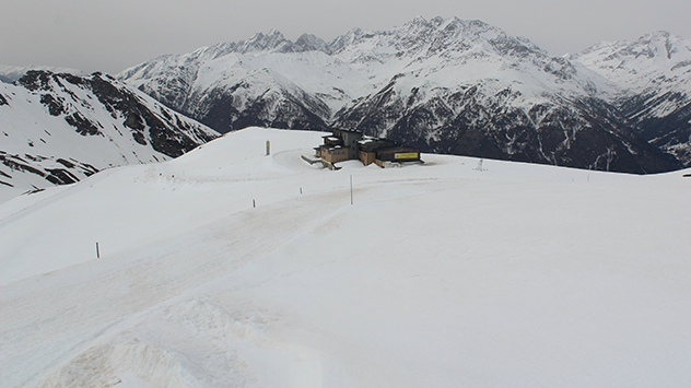 © foto-webcam.eu Auch entlang der Großglockner Hochalpenstraße färbt sich der Schnee bräunlich.