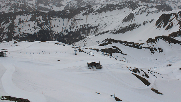 © foto-webcam.eu Die Sandablagerungen sind sehr gut am Pistenrand zu erkennen, wie hier auf dem Nebelhorn.