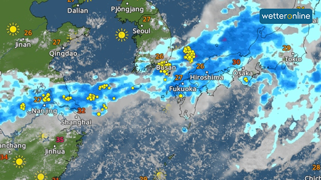 Radarbild mit intensiven Regenzonen und Blitzsymbolen über Ostchina, Südkorea und Japan – besonders betroffen: Busan, Hiroshima, Osaka.
