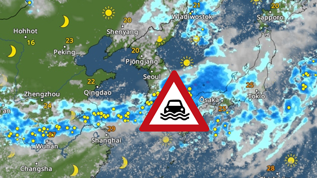 Wetterkarte mit breitem Regenband über Zentralchina, Südkorea und Japan, Blitzsymbole und Überflutungswarnzeichen im Raum Osaka.