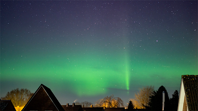 Selbst in einem Wohngebiet, wo es viel Lichtverschmutzung gibt, färbt sich der Himmel grün.