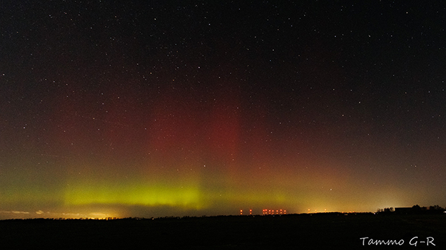 Mit dem bloßen Auge war nur leicht rötliche Färbung zu ahnen. Erst die Langzeitbelichtung brachte diese ins Bild.