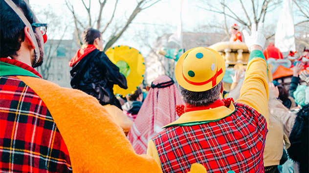 Kostümierte Menschen feiern Straßenkarneval