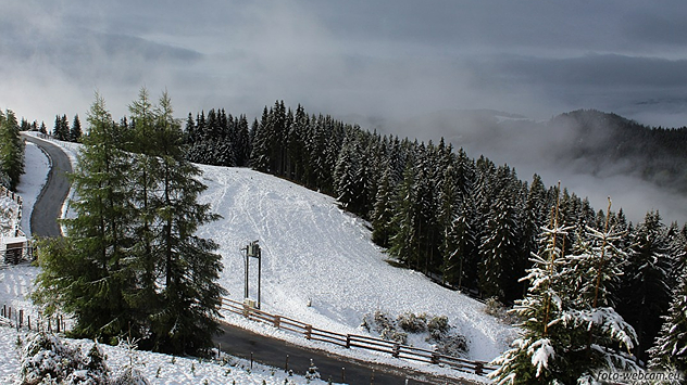 Verschneite Alpenlandschaft