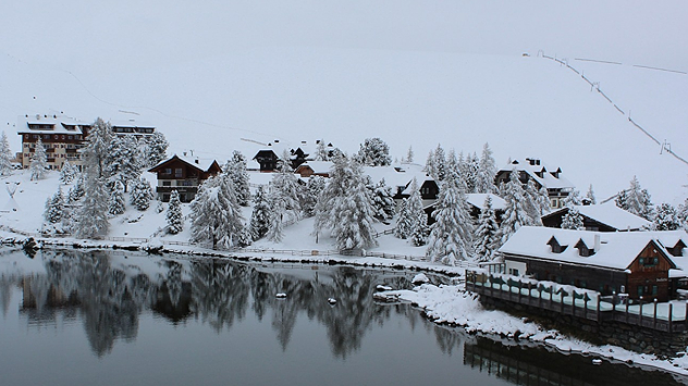 Verschneite Alpenlandschaft