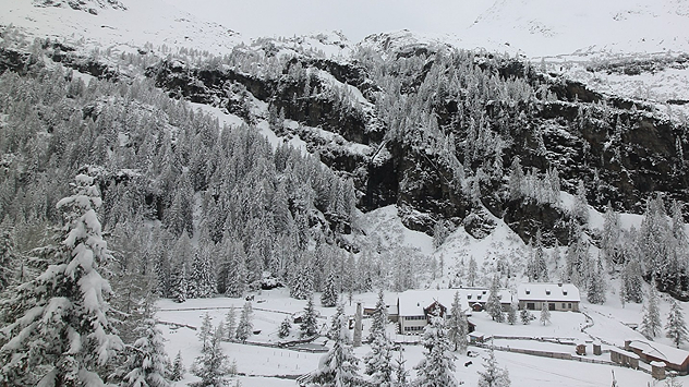 Verschneite Alpenlandschaft