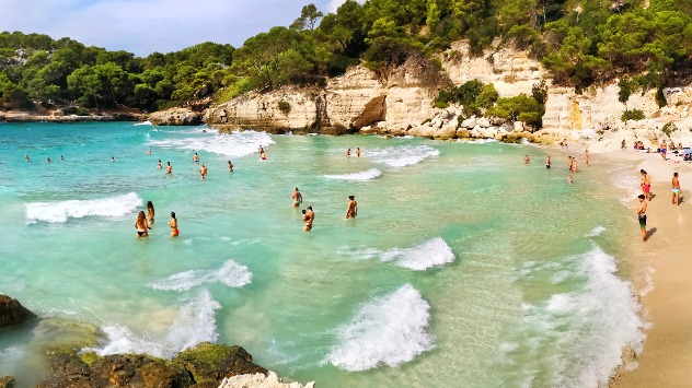 La temperatura comienza a subir en las principales playas de España. 
