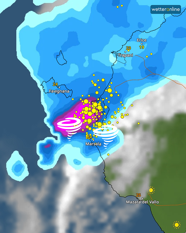 Meteorologická mapa západní Sicílie s prudkými bouřkami mezi Trapani a Marsalou. Intenzivní srážky jsou znázorněny modrou až růžovou barvou, četné žluté tečky označují blesky. Dvě symboly víru u pobřeží naznačují možné tornádo, resp. vodní smršť.