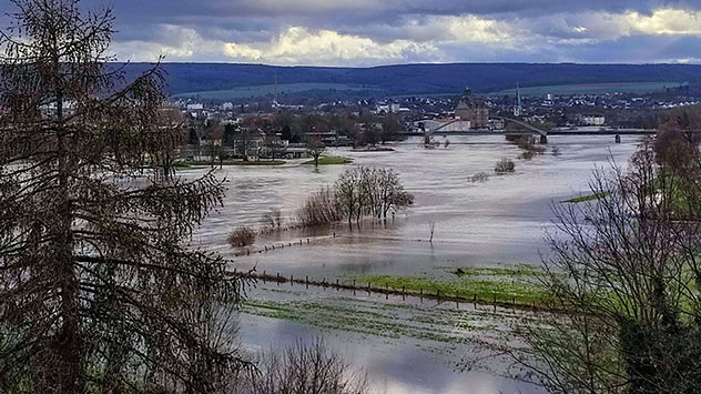 In Holzminden an der Weser haben sich die Uferbereiche in eine Teichlandschaft verwandelt.