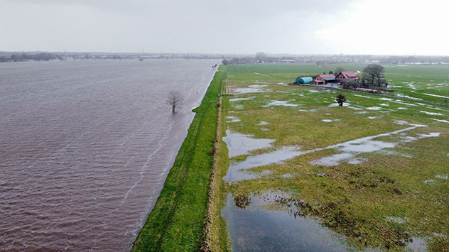 Die Hochwasserlage an der Weser bleibt angespannt. Die Wassermassen kommen einem Wohnhaus am Deich auf der Weserinsel Hagen-Grinden immer näher.