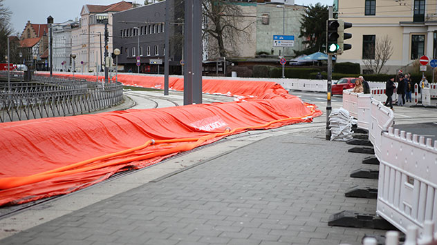 In Braunschweig hat die Feuerwehr einen rund 300 Meter langen Mobildeich aufgebaut, 