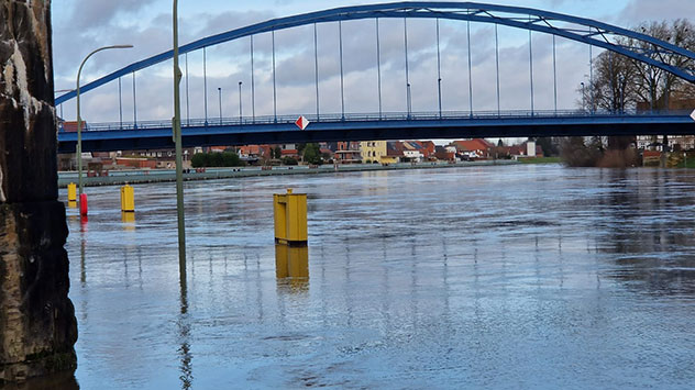 Der Weserpegel in Hoya steigt weiter. Mittlerweile kann man die Promenade nicht mehr betreten.
