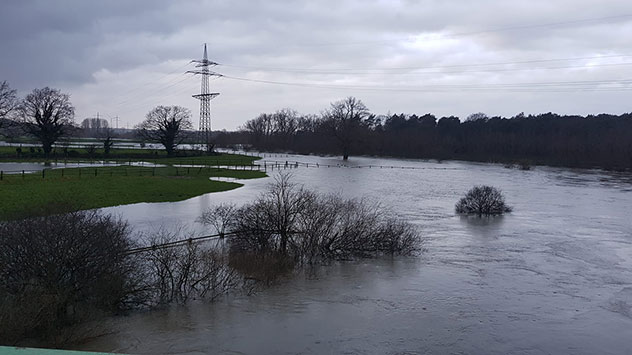 Die Lippe in der Nähe von Haltern am See hat ihr Bett verlassen.