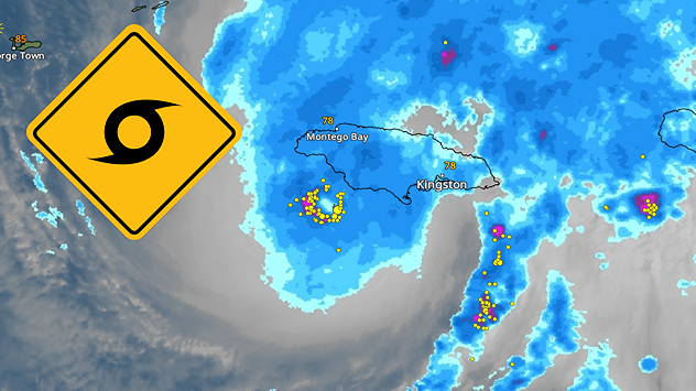 El huracán Melissa es una intensa tormenta de categoría 5 con vientos sostenidos de 185 mph, lo que la convierte en una de las más intensas jamás registradas. Jamaica se prepara para lluvias torrenciales, vientos huracanados, peligrosos deslizamientos de tierra y marejadas ciclónicas que ponen en peligro la vida.