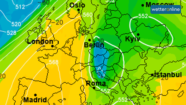 Auf einer Europakarte sind die Temperaturen und der Luftdruck in 5500 Meter Höhe zu sehen. Von Tschechien über Österreich bis nach Kroatien erstreckt sich ein Bereich mit deutlich kälterer Luft im Vergleich zur Umgebung.