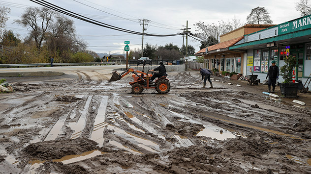 Menschen beseitigen den Schlamm in Kalifornien