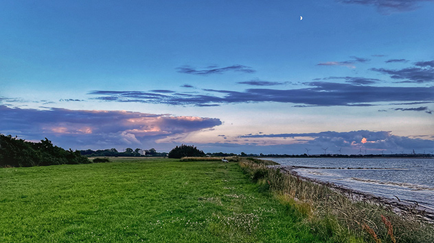 © Mary Riedel Blauer Himmel und im Hintergrund Gewitterwolken