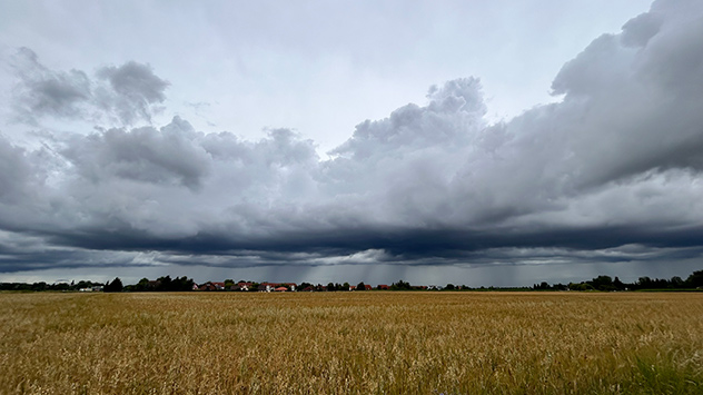 © Gabriele Klein Regengüsse über einem Feld