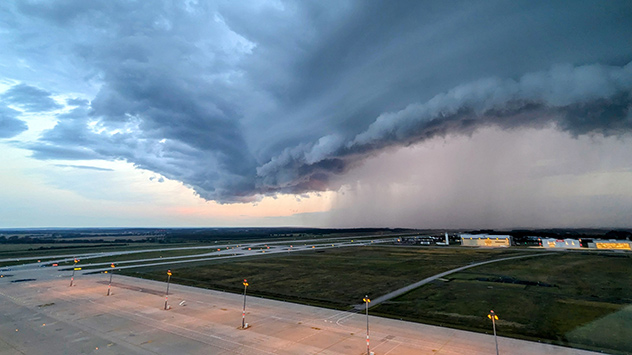 © Marcel Deckert Gewitter mit Wolkenbruch am Berliner Flughafen