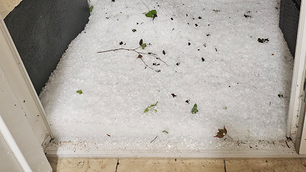© Peter Wiedow Hagelmassen bedecken Eingangsbereich - sieht aus wie im Winter