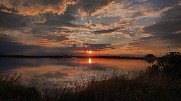 © Ina Hahnl Sonnenuntergang über der Aschauer Lagune bei Eckernforde