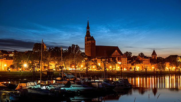 © Jens Ernst Leuchtende Nachtwolken in Tangermünde an der Elbe