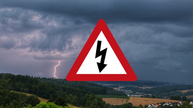 Gewitterrisiko in einigen Regionen hoch - Blitz über Kraichgau