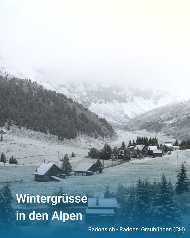 Schafskälte bringt Schnee in den Alpen. Bergdorf ist weiss.