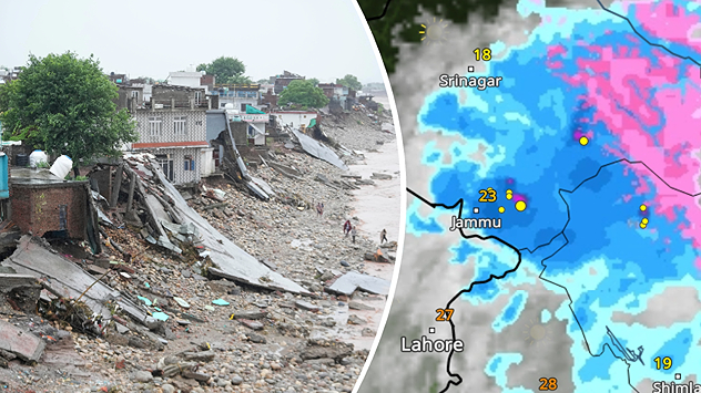 Vernielde huizen na overstroming naast weerradar met hevige regenval boven Jammu.