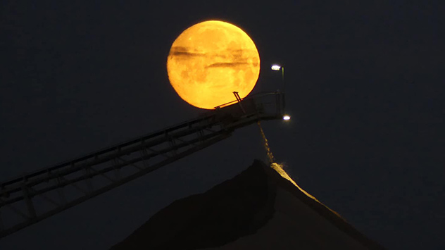 Vollmond scheint scheinbar auf einem Fließband zu rollen