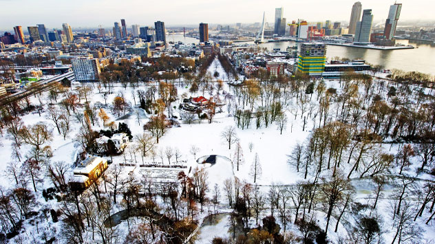 Een blik op de Euromast in Rotterdam op eerste kerstdag 2010 tijdens een gesloten sneeuwdek. Dit was tevens de laatste witte kerst. 