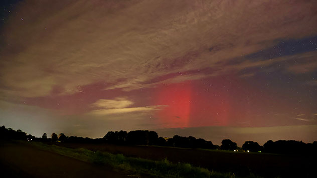 © Joel Elsen Mit dem Auge schimmert das Licht eher weißlich, mit der Kamera so wie hier in Oldenburg ist es dann rötlich.