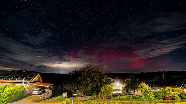 © Tobias Hintermeier Selbst weit südlich in Bayern erschienen Polarlichter. Mit bloßem Auge sind sie allerdings nicht so schön zu sehen.