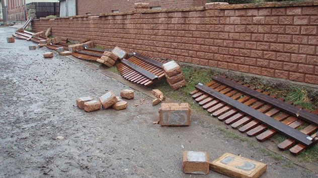 Beschädigte Grundstückseinfriedung in Rieder, Landkreis Quedlinburg, im Harz.