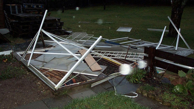 Die Überreste eines vom Sturm zerlegten Treibhauses.