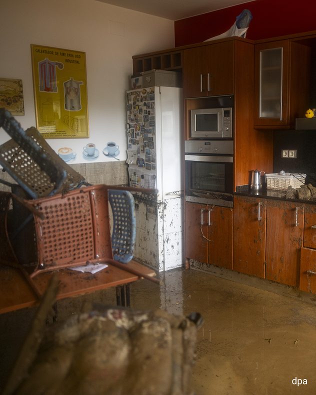 Following the floods, mud and water have left a kitchen in the Barcelona area heavily soiled and damaged.