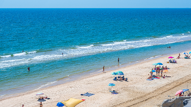 El fin de semana se presenta algo más movido, aunque con el calor todavía presente, muchos optarán por pasar estos días en las playas de España. Habrá que prestar atención a las tormentas y al estado de la mar en algunos sectores.&nbsp;