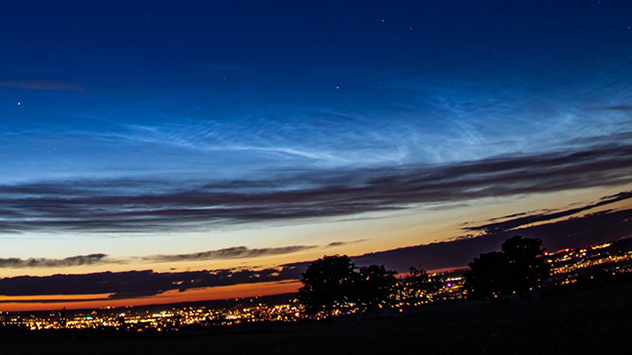 Die Wolken aus feinsten Eiskristallen spannen sich über den Nordhimmel. 