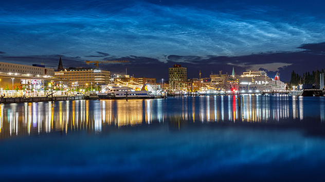 Auch über Kiel leuchtet der Himmel intensiv. 