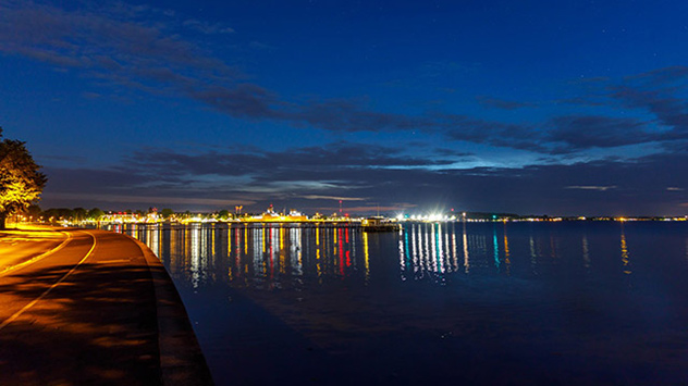 Die hellen NLC heben sich von den tieferen, dunklen Wolken ab.