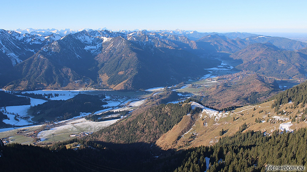 © foto-webcam.eu Weitläufige Alpenlandschaft am Wendelstein mit teils schneebedeckten Hängen und klarer Sicht über Täler und Gebirgsketten.