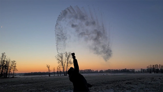 Verblüffender Effekt: Heißes Wasser gefriert in Frostluft direkt zu Eis