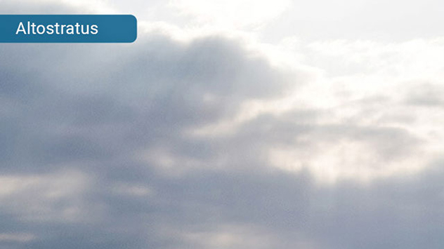 Altostratus ist eine schichtförmige Wolke in mittlerer Höhe. Die Sonne schimmert manchmal geradeso hindurch.