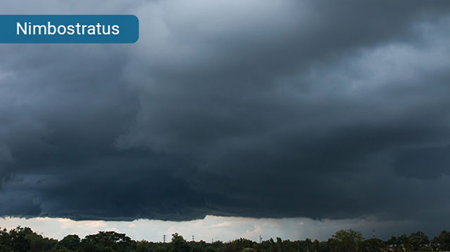 Manche Wolken sind nicht nur in einer Höhe zu finden, sondern erstrecken sich über mehrere Schichten. Dazu gehört der Nimbostratus. 